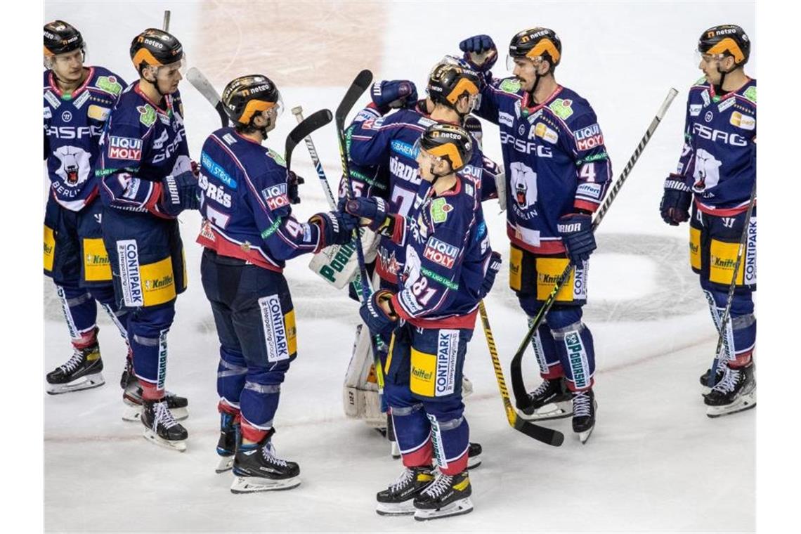 Die Eisbären setzten sich gegen Bremerhaven mit 5:1 durch. Foto: Andreas Gora/dpa/Archivbild