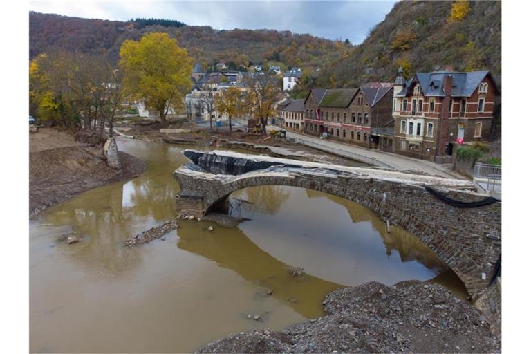 Die Eisenbahnbrücke über dem Fluss Ahr in Altenahr wurde von der Flut zerstört. Foto: Boris Roessler/dpa