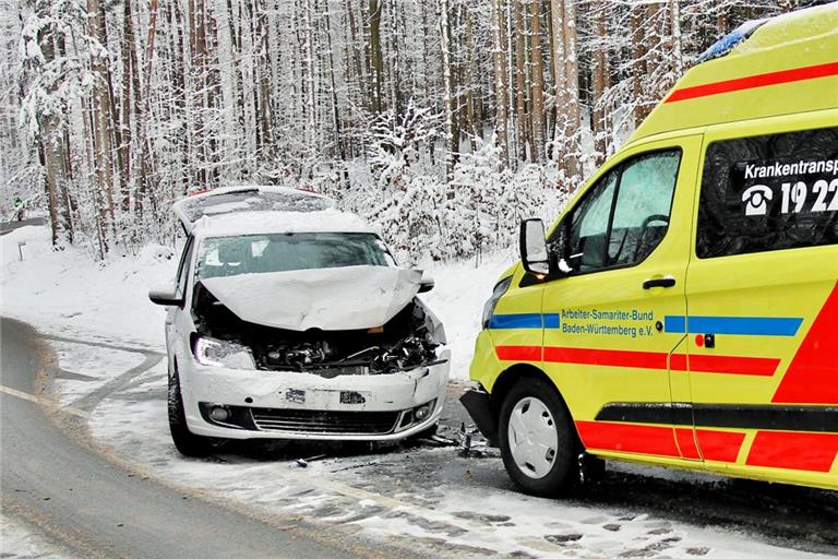 Die eisglatte Strecke machte den Autofahrern arge Probleme. 7aktuell.de/ Kevin Lermer