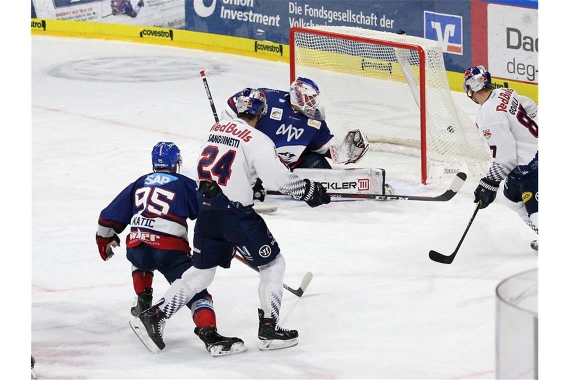 Die Eishockeymannschaften Adler Mannheim und EHC Red Bull München spielen gegeneinander. Foto: Michael Deines/dpa/Archivbild