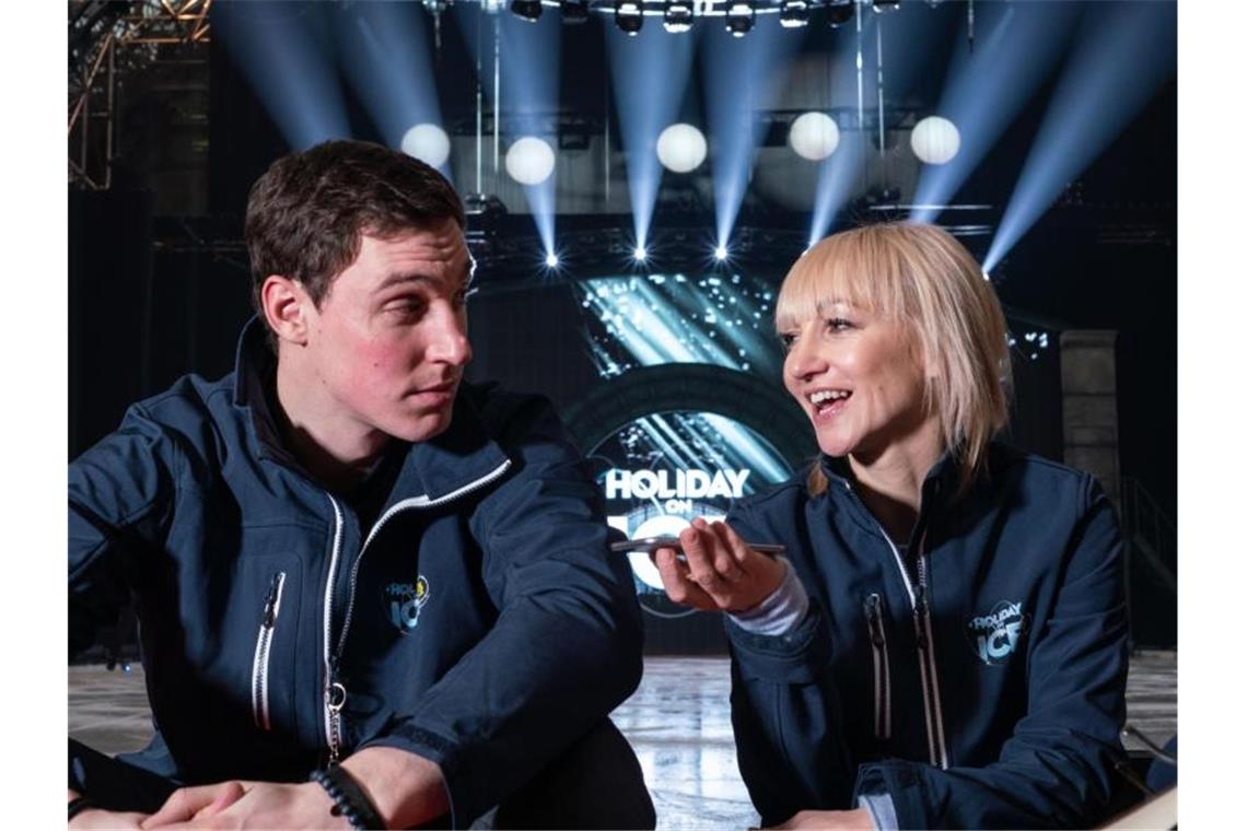 Die Eiskunstläufer Bruno Massot (l) und Aljona Savchenko sitzen am Rand der Eisbahn von Holiday on Ice. Foto: Frank Rumpenhorst