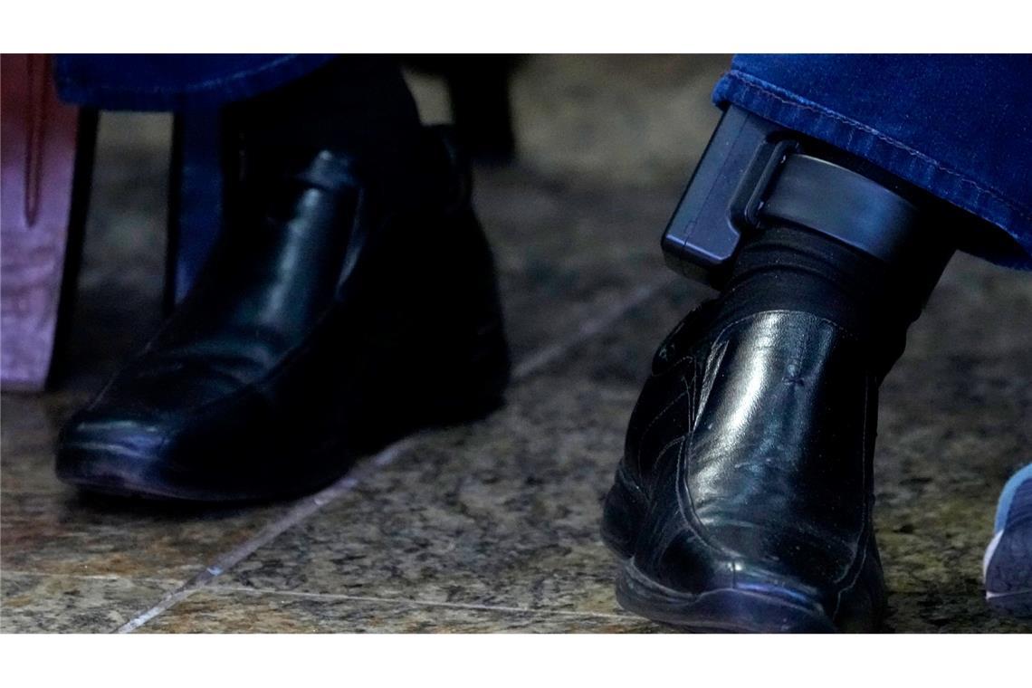 Die elektronische Fußfessel an Bolsonaros linkem Knöchel sorgt für Diskussionsstoff. (Archivbild)