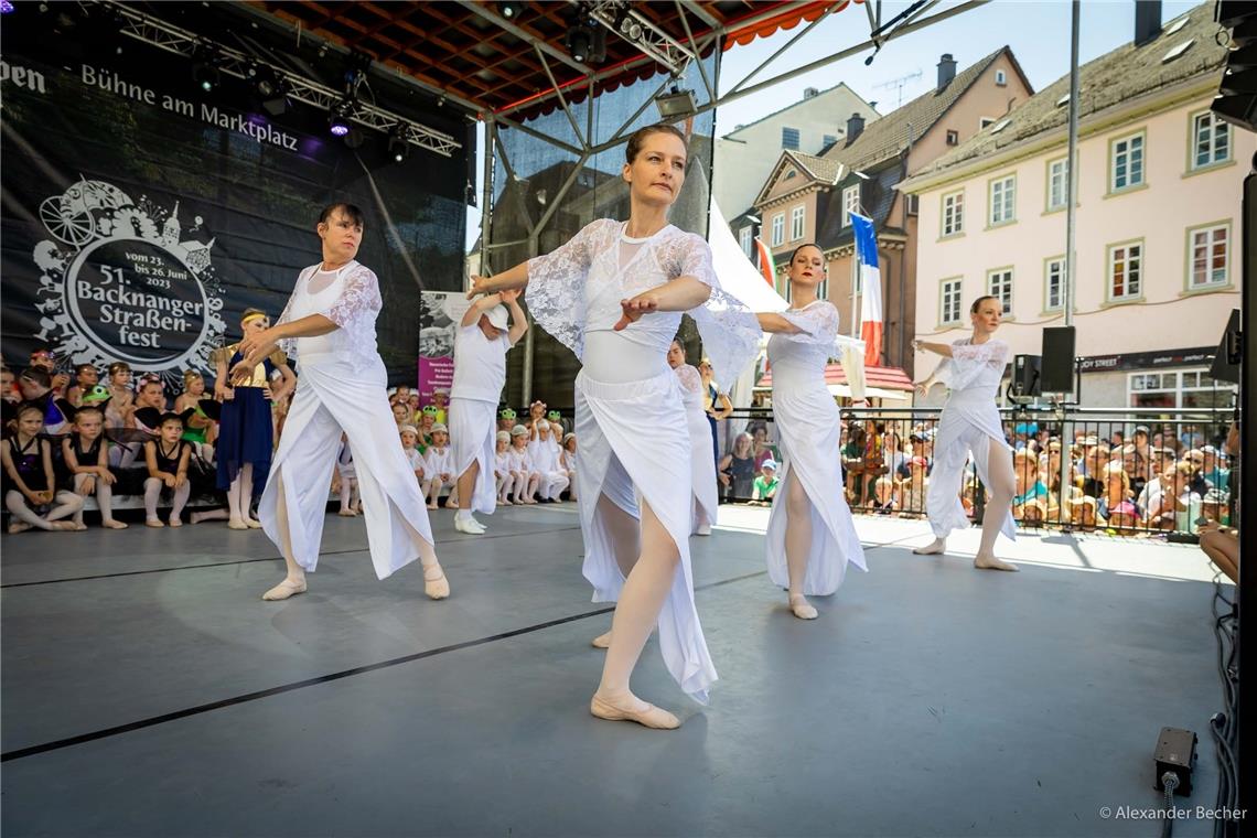 Die Eleven der Ballettschule Rüter am Sonntag auf dem Marktplatz