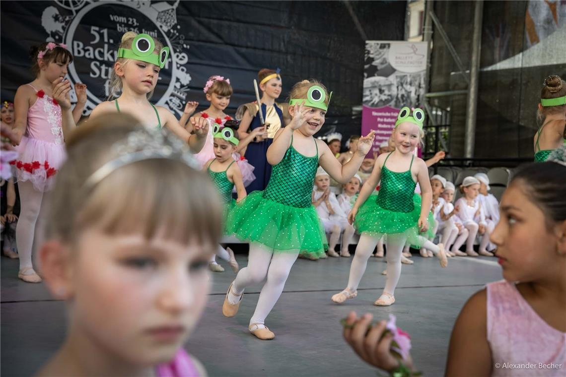 Die Eleven der Ballettschule Rüter am Sonntag auf dem Marktplatz