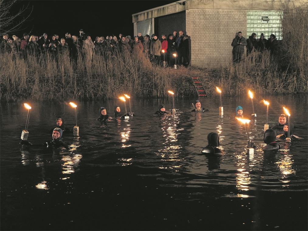 Ein Bad in der eiskalten Murr Die elf Teilnehmer aus den DLRG-Ortsgruppen Sulzbach-Oppenweiler, Backnang und Remshalden-Weinstadt lassen sich durch das kalte Wasser nicht aus der Ruhe bringen.Foto: J. Fiedler
