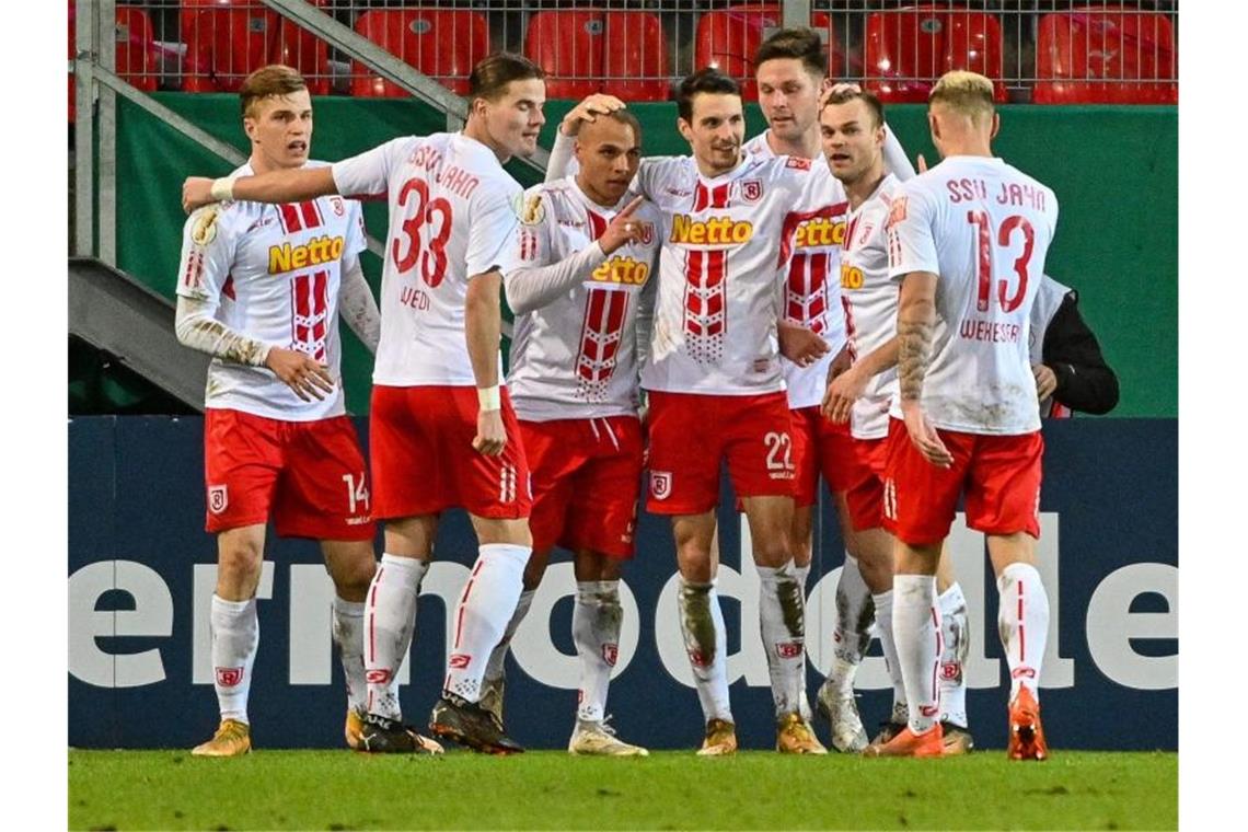 Die Elfmeterspezialisten des SSV Jahn haben den 1. FC Köln besiegt. Foto: Armin Weigel/dpa