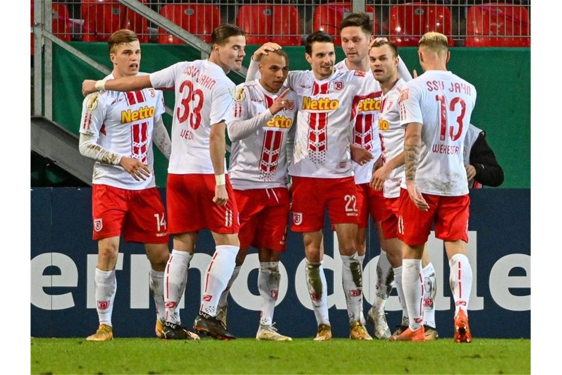 Leipzig, Wolfsburg, Gladbach & Regensburg im Viertelfinale Die Elfmeterspezialisten des SSV Jahn haben den 1. FC Köln besiegt. Foto: Armin Weigel/dpa