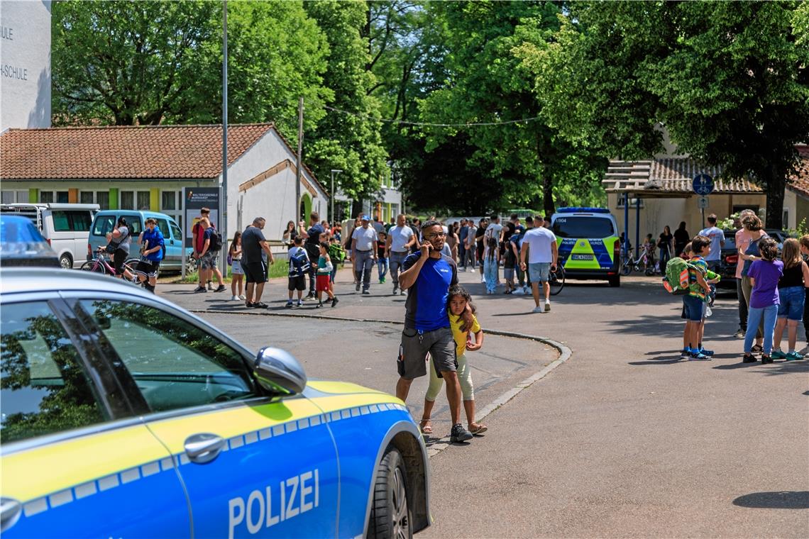 Amokverdacht an Murrhardter Schule war ein Fehlalarm Die Eltern sind froh, als sie ihre Kinder in die Arme schließen können. Fotos: Stefan Bossow