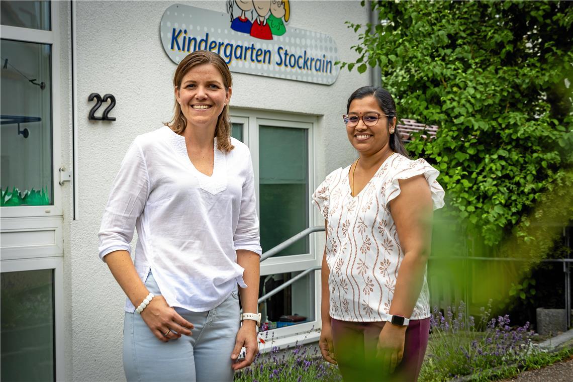 Die Elternbeirätinnen Corina Weller (links) und Sahithya Sivakumar kritisieren die mangelnde Kommunikation der Gemeindeverwaltung und die fehlende Transparenz bei den Entscheidungen zum Umbau des Kindergartens Stockrain. Foto: Alexander Becher
