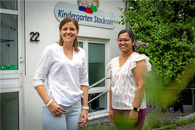 Die Elternbeirätinnen Corina Weller (links) und Sahithya Sivakumar kritisieren die mangelnde Kommunikation der Gemeindeverwaltung und die fehlende Transparenz bei den Entscheidungen zum Umbau des Kindergartens Stockrain. Foto: Alexander Becher