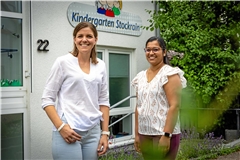 Die Elternbeirätinnen Corina Weller (links) und Sahithya Sivakumar kritisieren die mangelnde Kommunikation der Gemeindeverwaltung und die fehlende Transparenz bei den Entscheidungen zum Umbau des Kindergartens Stockrain. Foto: Alexander Becher