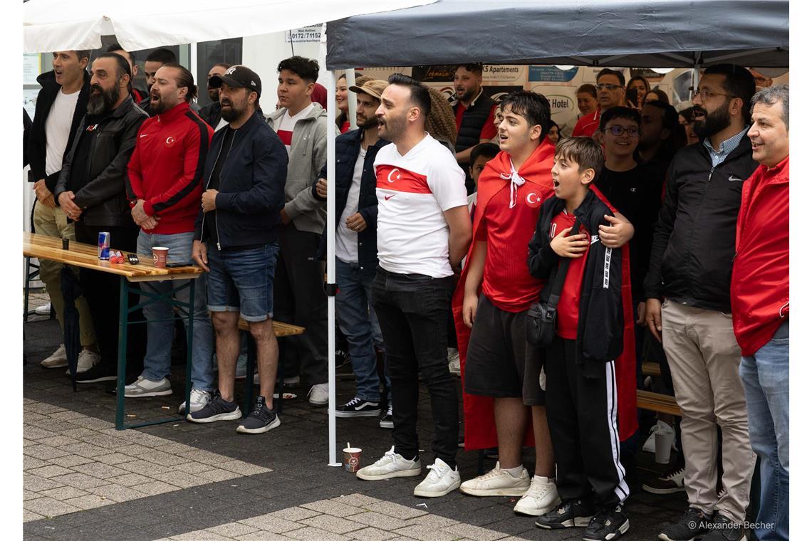 Die EM macht für das Straßenfest natürlich keine Pause. Das Spiel zwischen der T...