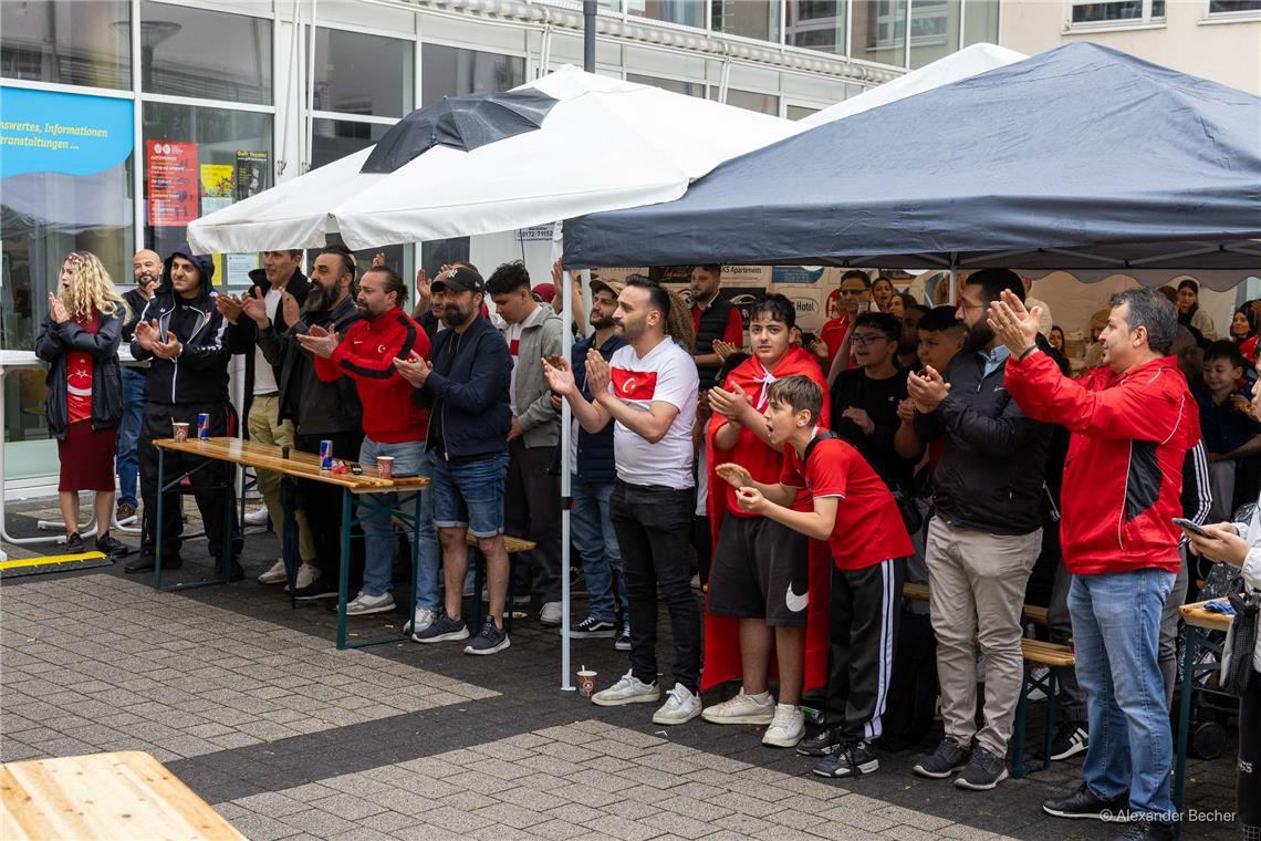 Die EM macht für das Straßenfest natürlich keine Pause. Das Spiel zwischen der T...
