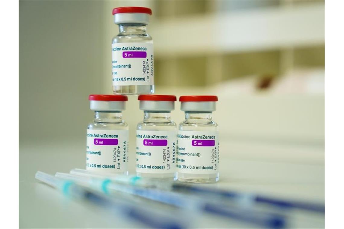 Astrazeneca-Impfungen sollen wieder starten Die EMA sieht grundsätzlich keine erhöhten Gesundheitsgefahren und empfiehlt die Fortsetzung der Impfungen mit Astrazeneca. Foto: Nicolas Armer/dpa