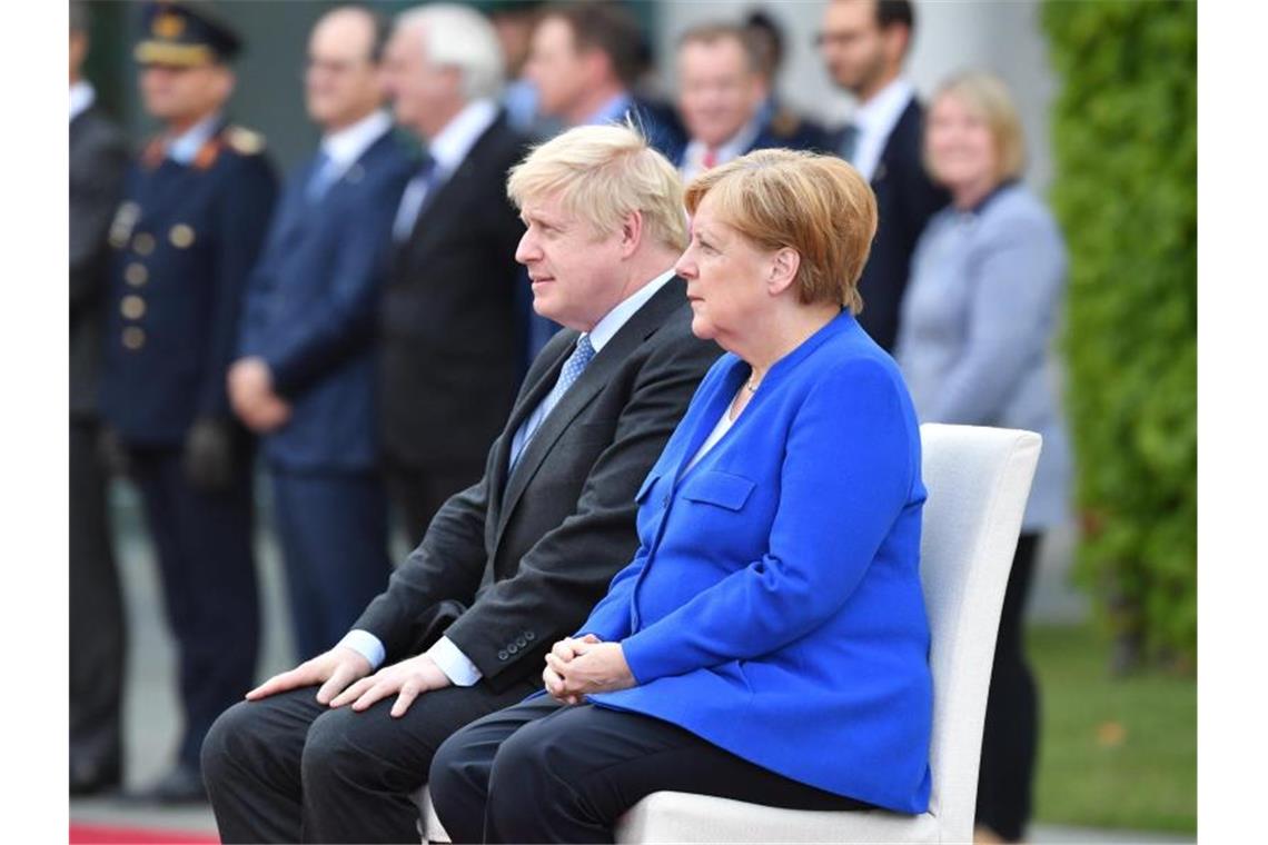 Die Empfangszeremonie fand zeitweise im Sitzen statt. Foto: Bernd Von Jutrczenka