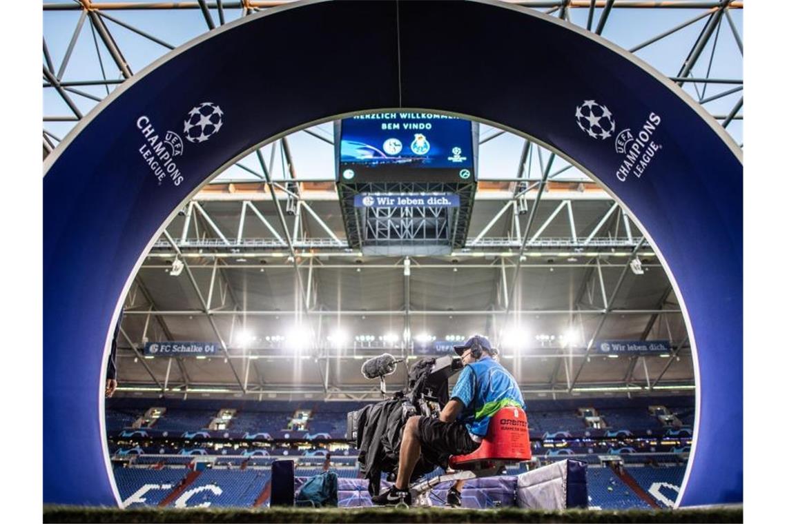 Die Endspiele der Champions League von 2022 bis 2024 werden im ZDF zu sehen sein. Foto: Guido Kirchner/dpa