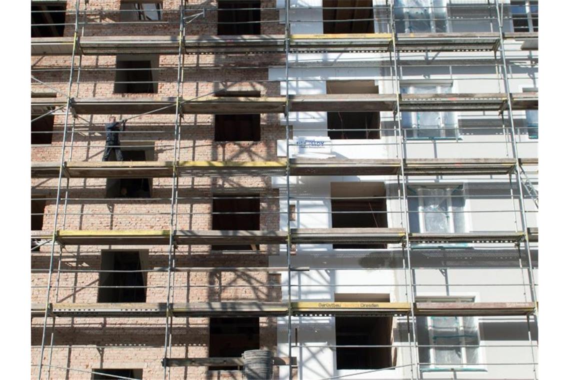 Hohe Kosten: Altbau-Sanierungen überfordern Eigentümer Die energetische Sanierung von Altbauwohnhäusern könnte mehrere Billionen Euro kosten. Foto: Arno Burgi/dpa-Zentralbild/dpa