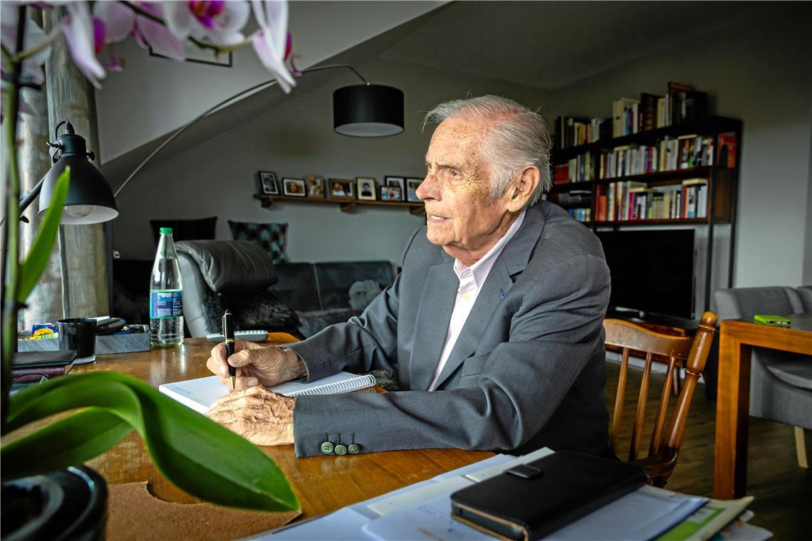 Robert Antretter nimmt Abschied von der großen Bühne Die Energie lässt langsam nach, die Planung seines Abschiedsabends ist deshalb Robert Antretters letztes großes Projekt. Danach möchte sich der 85-Jährige stärker aufs Private konzentrieren. Foto: Alexander Becher