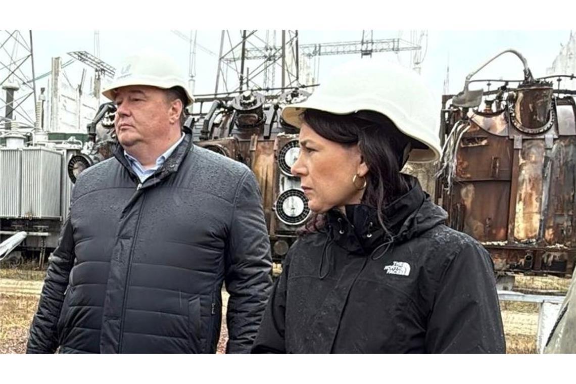 Baerbock verlangt von Putin Waffenruhe ohne Vorbedingungen Die Energieversorgung der Ukraine ist durch viele russische Treffer beschädigt worden.