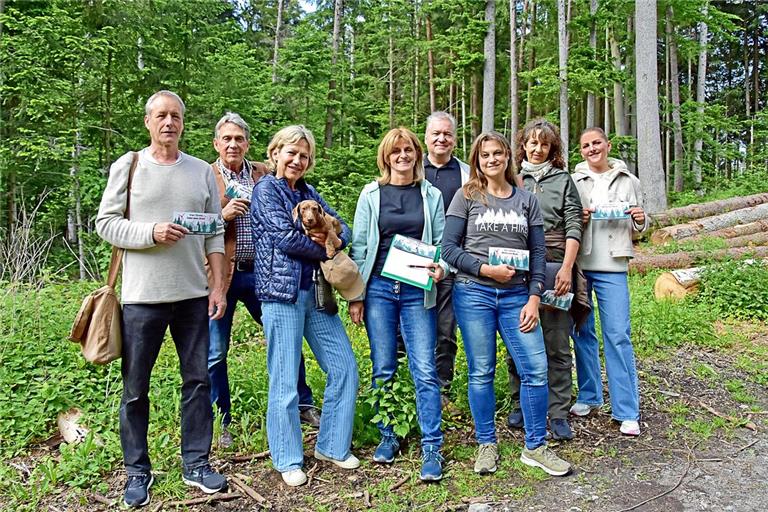 Die Engagierten der Bürgerinitiative gegen den Windpark Ochsenhau (von links): Wolfgang Dörfler, Armin Weinbrenner, Jean Opel, Petra Schweitzer, Mario Esch, Annekarin Haug, Regina Dörfler und Lisa-Marie Gruber. Foto: Tobias Sellmaier