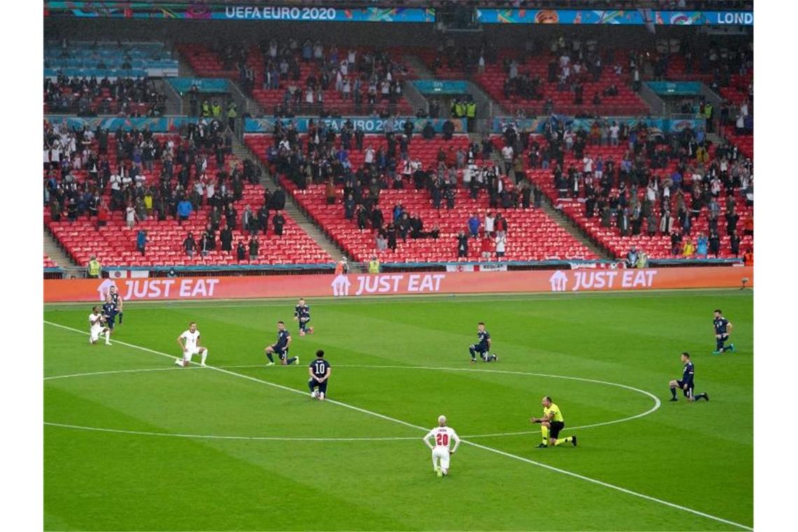 Keine Tore: Schottland wehrt einfallslose Engländer ab Die Engländer, die Schotten und das Schiedsrichtergespann knieten vor dem Spiel. Foto: Mike Egerton/PA Wire/dpa