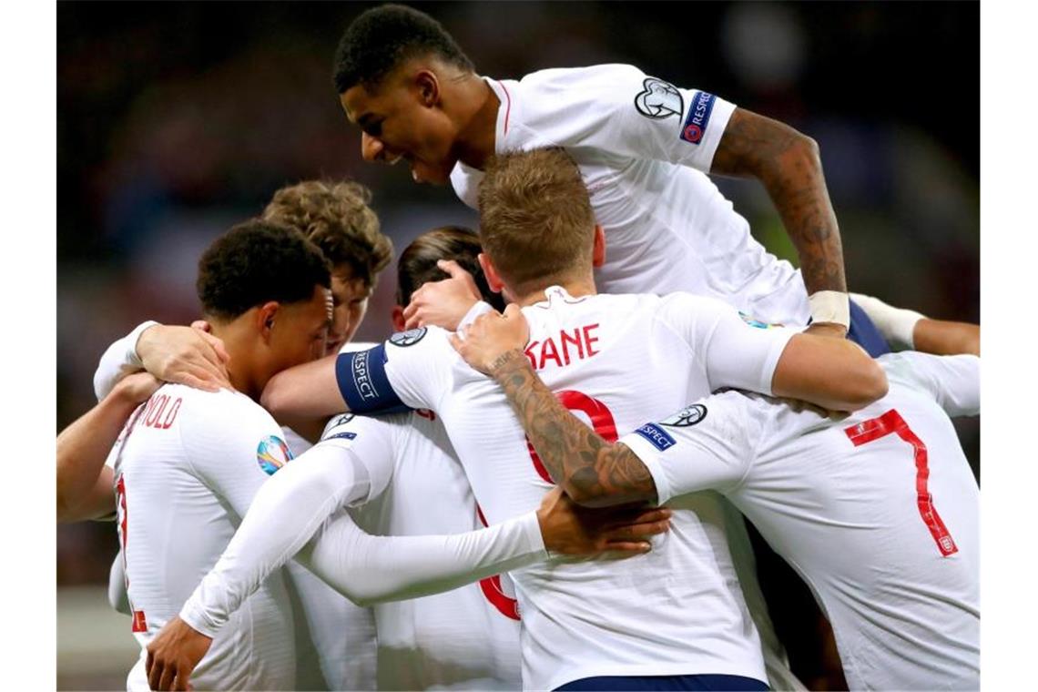 Frankreich, England, Türkei und Tschechien lösen EM-Ticket Die Engländer feiern das Tor zum 1:0 gegen Montenegro. Foto: Nick Potts/PA Wire/dpa