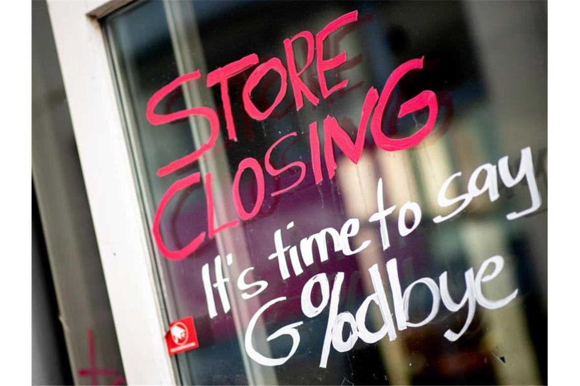 Die englische Aufschrift „Store Closing“ und der Zusatz „It’s time to say Goodbye“ steht auf dem Schaufenster eines geschlossenen Geschäfts in der Oldenburger Innenstadt. Foto: Hauke-Christian Dittrich/dpa