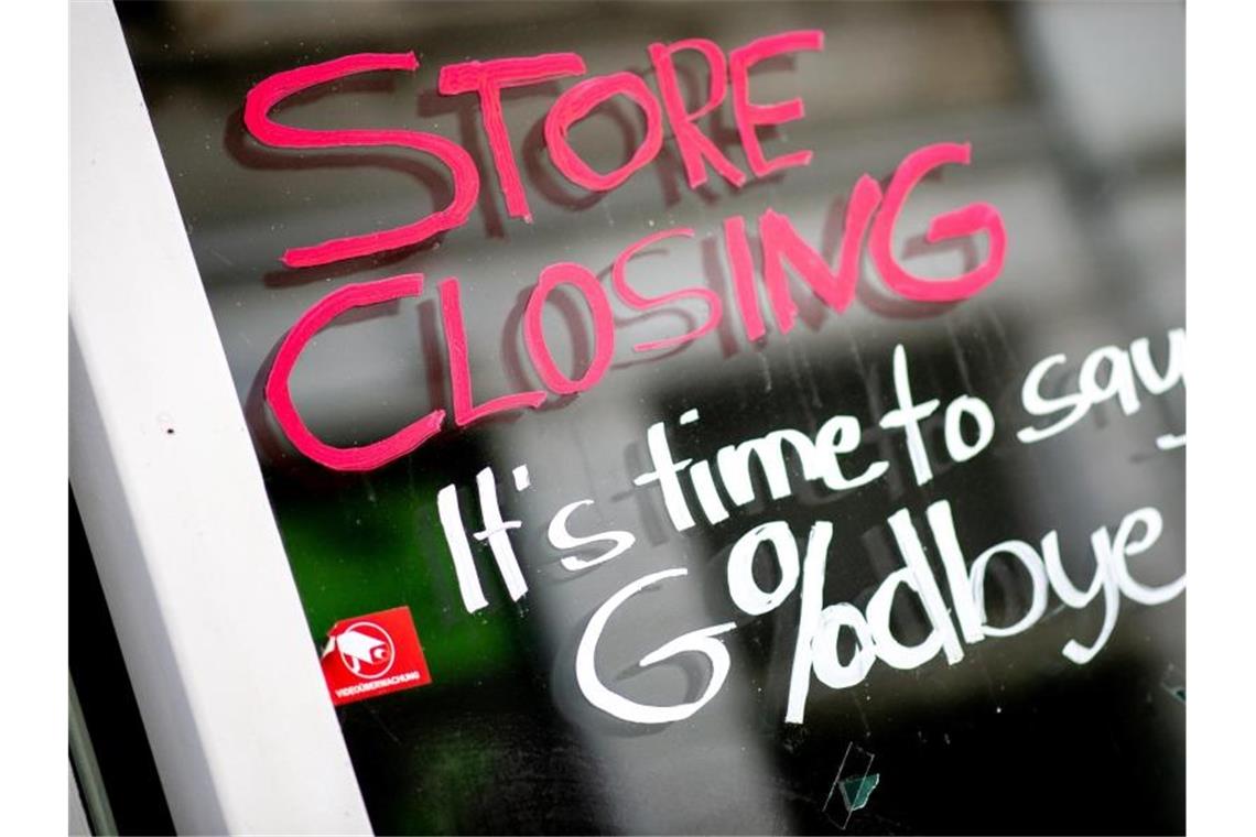 Die englische Aufschrift „Store Closing“ und der Zusatz „It’s time to say Goodbye“ auf dem Schaufenster eines geschlossenen Geschäfts in der Oldenburger Innenstadt. Foto: Hauke-Christian Dittrich/dpa