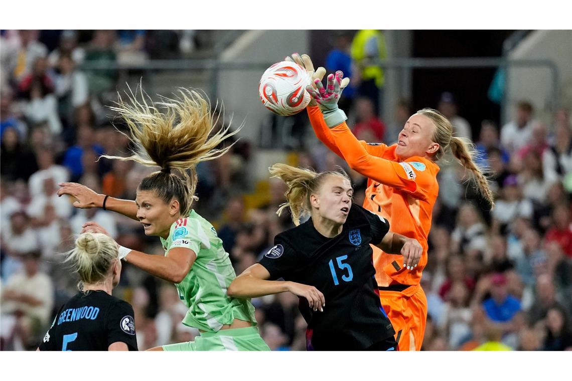 Bilder des Tages Die englische Torhüterin Hannah Hampton pariert während des Halbfinalspiels gegen Italien bei der EM in der Schweiz.