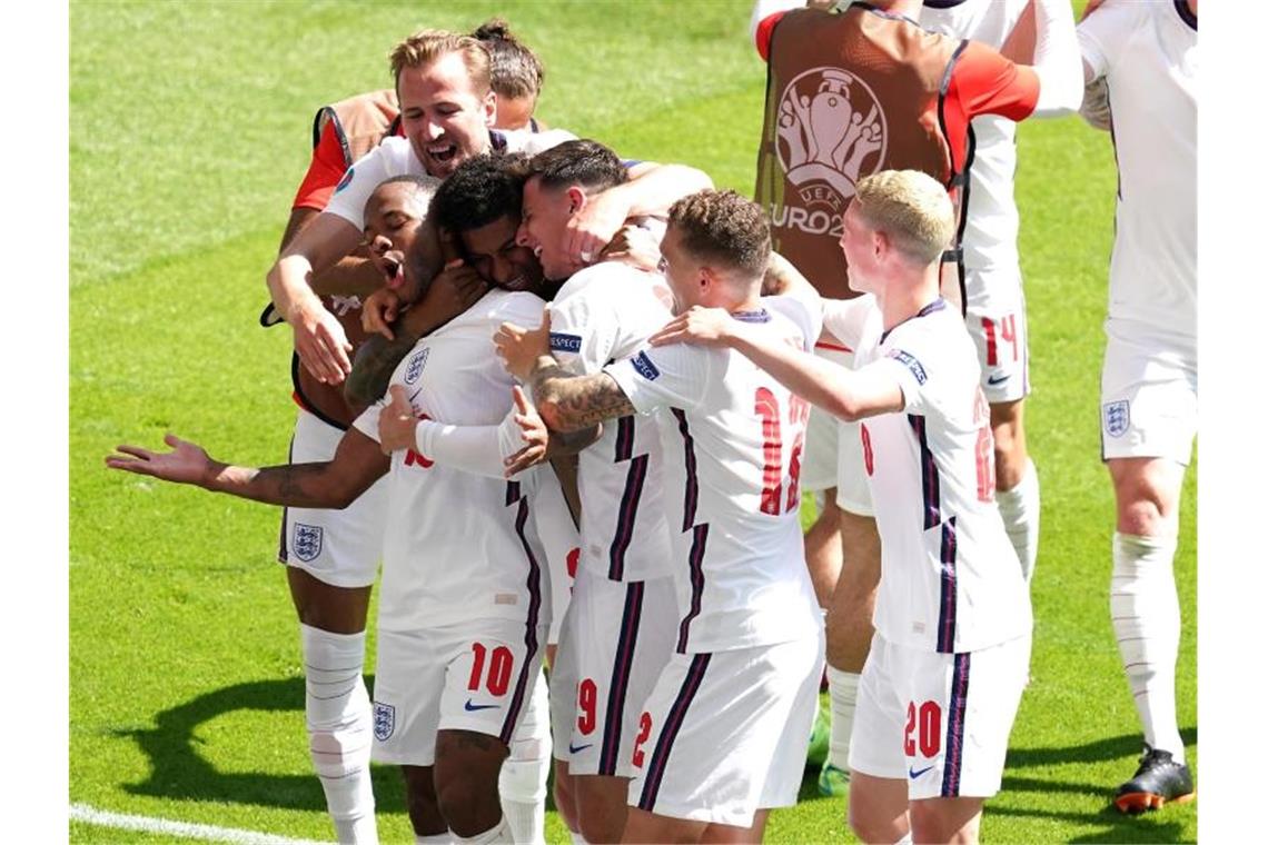 Wembley jubelt: England siegt zum EM-Start gegen Kroatien Die englischen Spieler bejubeln die Führung. Foto: Martin Rickett/PA Wire/dpa