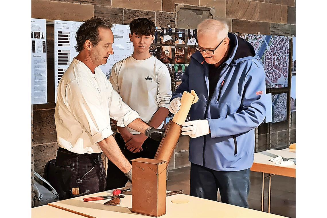 Die Entdeckung der Zeitkapseln in Bad Cannstatt – Dekan Eckart Schultz-Berg (re.) begutachtet den Inhalt.