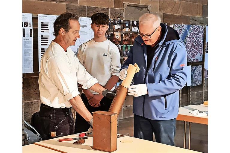 Die Entdeckung der Zeitkapseln in Bad Cannstatt – Dekan Eckart Schultz-Berg (re.) begutachtet den Inhalt.