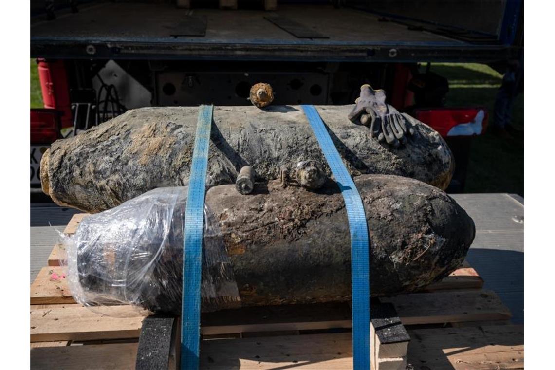 Die entschärften Weltkriegsbomben liegen festgeschnürt auf der Ladefläche eines Lastwagens. Foto: Bernd Thissen/dpa