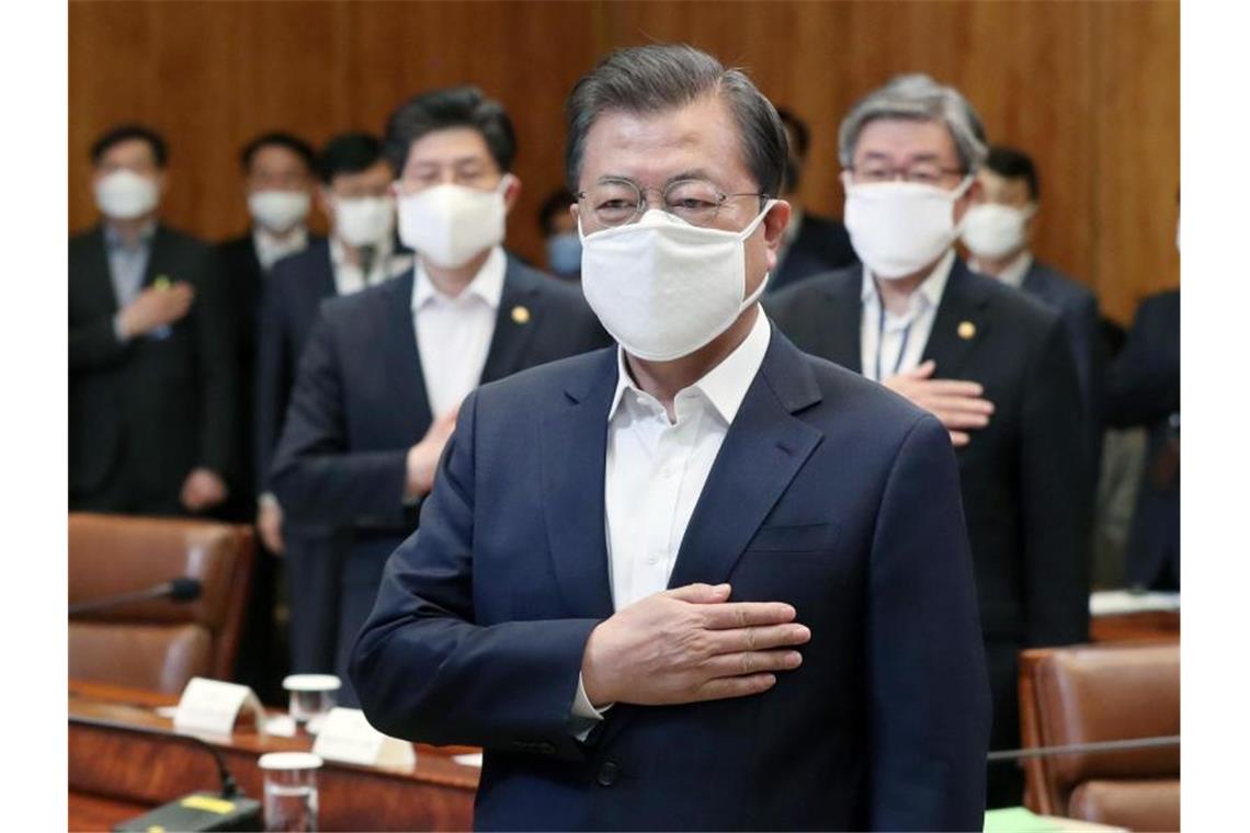 Corona-Krise: Südkorea will Gutscheine verteilen Die Entscheidung, Konsum-Gutscheine an die Bevölkerung zu verteilen fiel Südkoreas Präsidentn Moon Jae In offenbar nicht leicht. Foto: Park Young-Tai/NEWSIS/AP/dpa