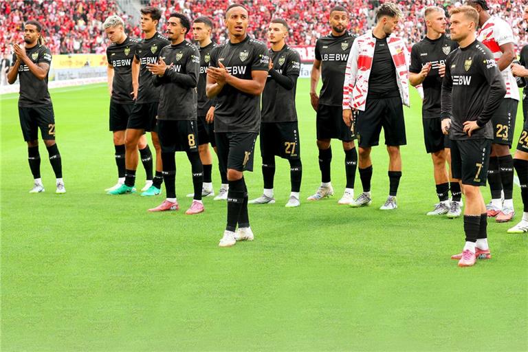 Die enttäuschte VfB-Mannschaft bedankt sich bei ihren Fans für die Unterstützung in Freiburg.