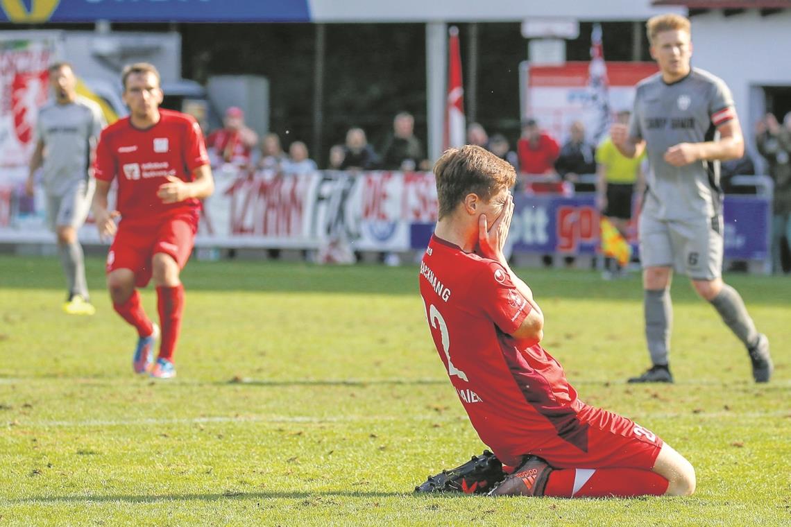 Die Enttäuschung bei den Fußballern der TSG Backnang (rote Trikots) ist groß. Foto: A. Becher