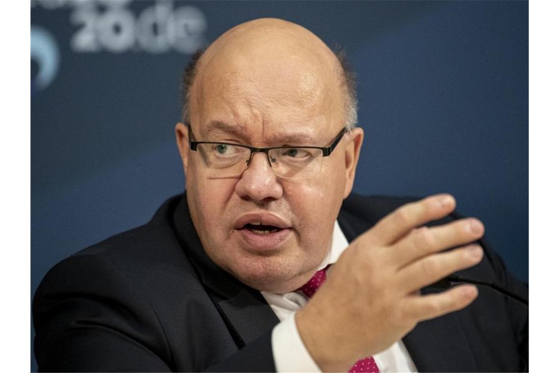 Altmaier: Bisherige Corona-Maßnahmen reichen nicht aus Die Entwicklung der Zahlen sei „weit hinter unseren Erwartungen zurück“, sagte Bundeswirtschaftsminister Altmaier. Foto: Fabian Sommer/dpa