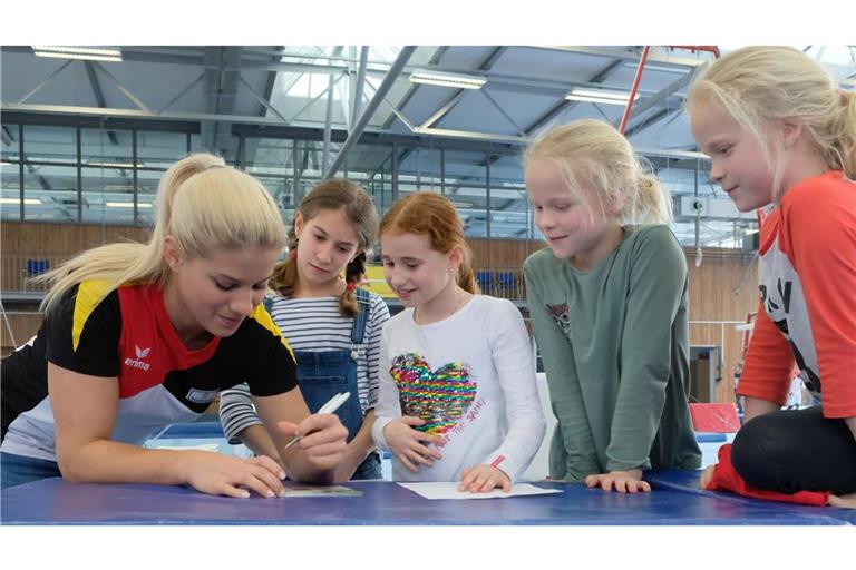 Die erfolgreichste deutsche Kunstturnerin, Elisabeth Seitz (li.), mit jungen Sportlerinnen