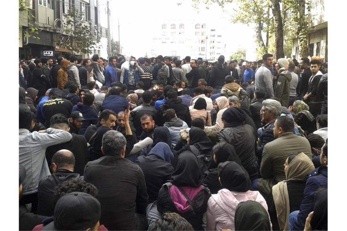 Amnesty: Mehr als 100 Tote nach Protesten im Iran Die Erhöhung der Benzinpreise war Auslöser für die seit Tagen andauernden Proteste im Iran. Foto: Mostafa Shanechi/Iranian Students' News Agency, ISNA/dpa