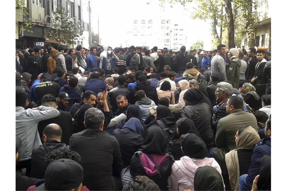 Die Erhöhung der Benzinpreise war Auslöser für die seit Tagen andauernden Proteste im Iran. Foto: Mostafa Shanechi/Iranian Students' News Agency, ISNA/dpa