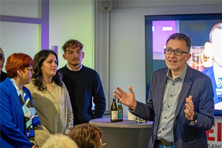 Die Erleichterung nach dem ersten Prognoseschock ist Jens Steinat (rechts) anzusehen. Zur Wahlparty in Unterweissach sind die Bundestagsabgeordnete Inge Gräßle (links), Zweitkandidatin Selina Häußer und Wahlkampfmanager Ben Pieper gekommen.Foto: Alexander Becher