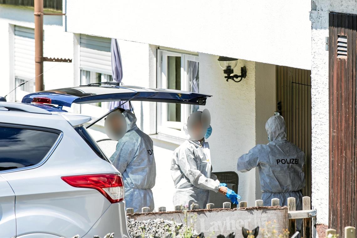 Verfahren wegen Allmersbacher Bluttat Die Ermittler der Polizei nahmen im Juni die Spuren in der Allmersbacher Wohnung auf, wo sich die Bluttat ereignet hatte. Foto: B. Beytekin