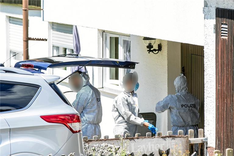 Die Ermittler der Polizei nahmen im Juni die Spuren in der Allmersbacher Wohnung auf, wo sich die Bluttat ereignet hatte. Foto: B. Beytekin