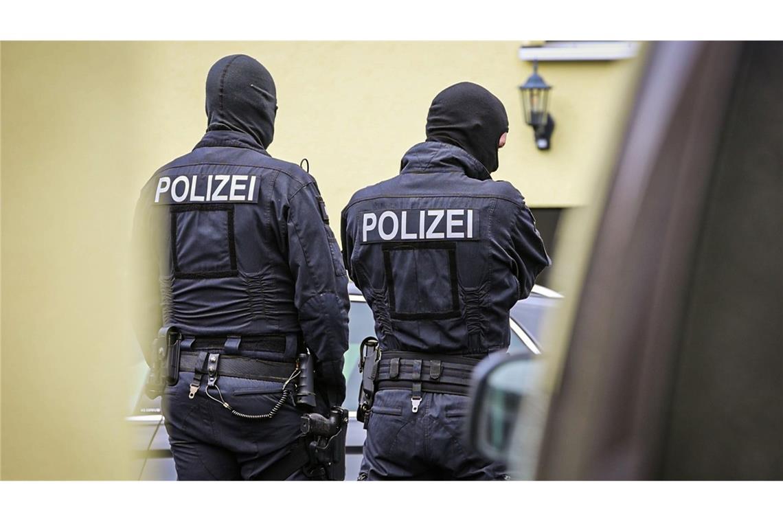 Die Ermittler stellten nach eigenen Angaben mehrere Waffen sicher.