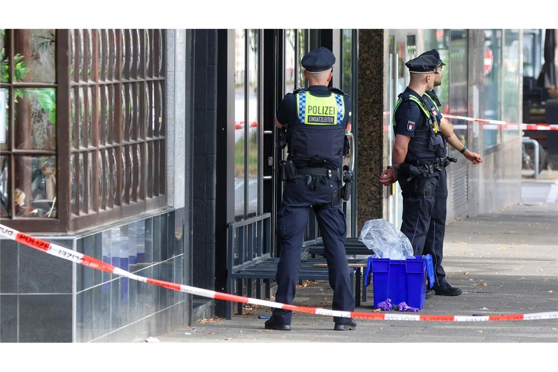 Toter in Hamburger Shisha-Bar - Mordkommission ermittelt Die Ermittler und die Spurensicherung waren am Tatort.
