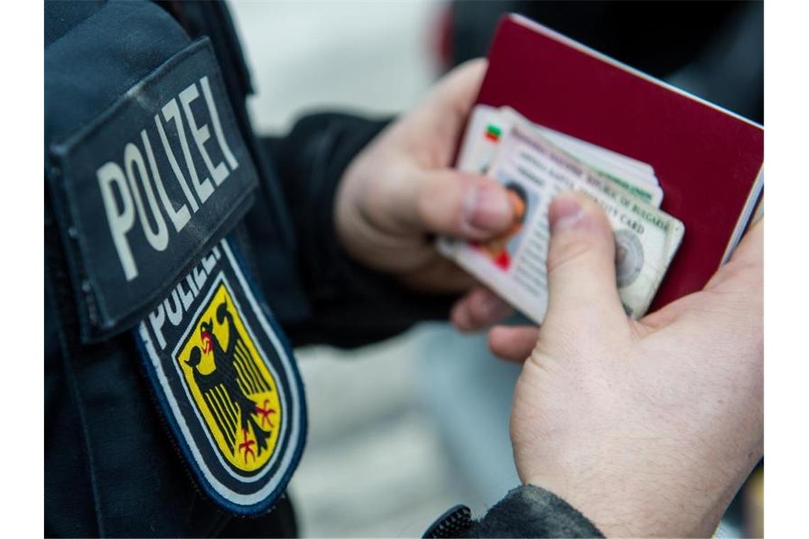Großrazzia gegen Schleuser in mehreren Bundesländern Die Ermittler vollstreckten bei ihrem Einsatz elf Durchsuchungsbeschlüsse und fünf von sieben Haftbefehlen. Foto: Marc Müller/dpa/Symbolbild