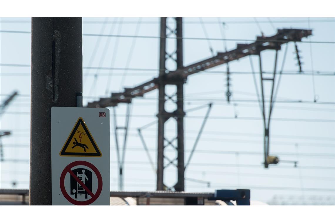Ermittlungen nach Stromschlag am Bahnhof Die Ermittlungen befänden sich noch am Anfang und richten sich nicht gegen eine bestimmte Person, so die Polizei. (Symbolbild)
