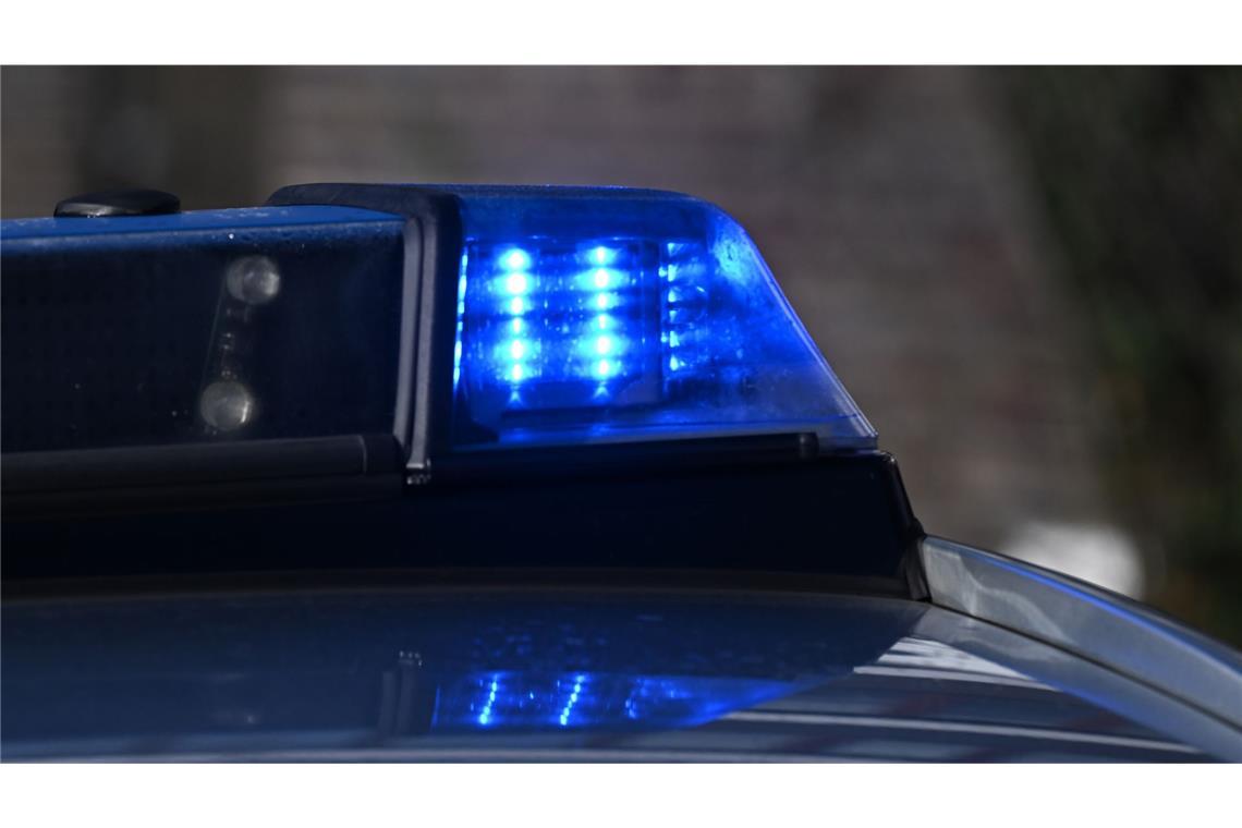 Die Ermittlungen der Polizei dauern an. (Symbolbild)