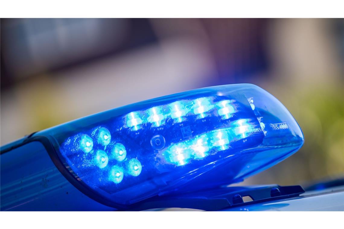 Die Ermittlungen der Polizei dauern an. (Symbolbild)