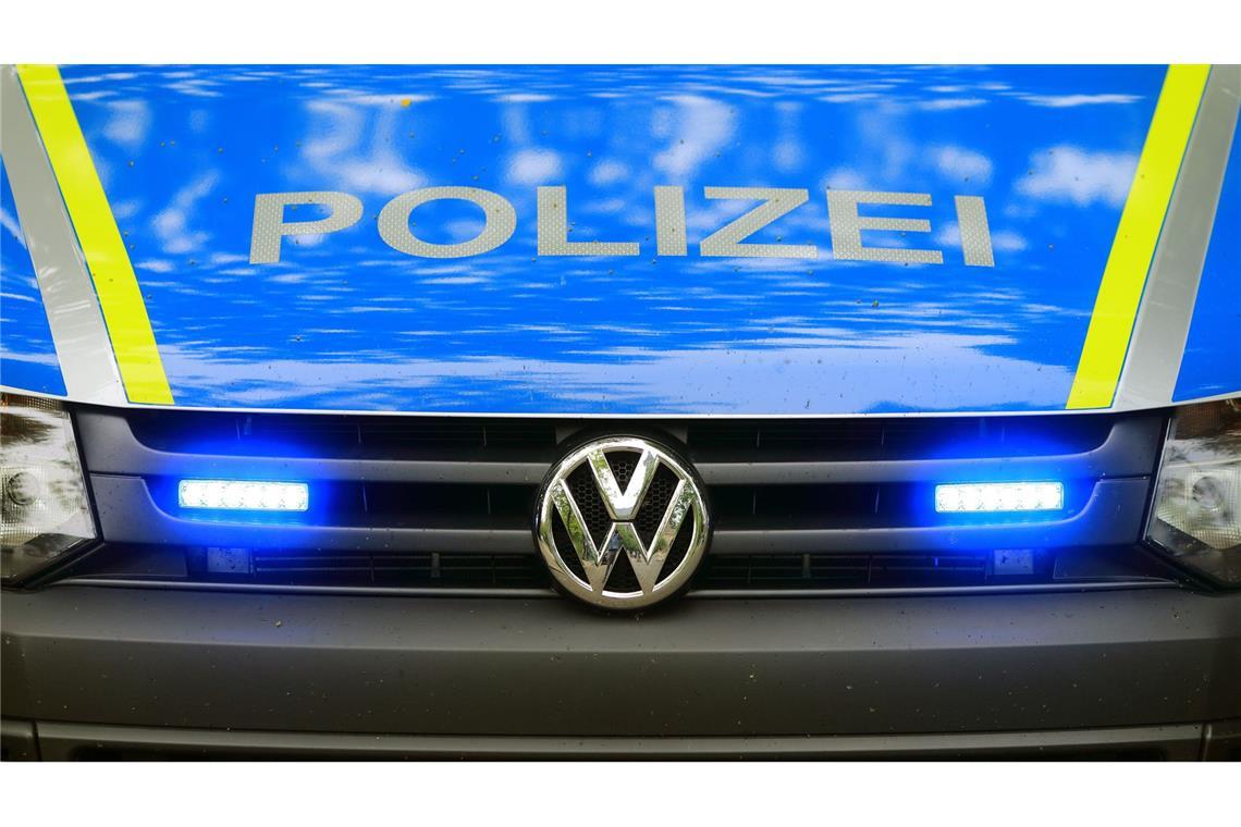 Autofahrerin schleift Polizisten mit - der schießt in Reifen Die Ermittlungen der Polizei dauern an. (Symbolbild)